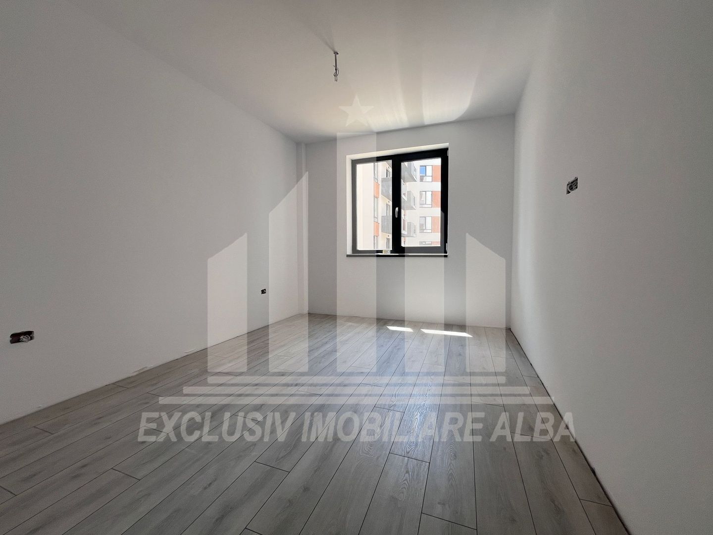 Apartament cu 3 camere de vanzare, zona foarte buna si linistita - Poză 1