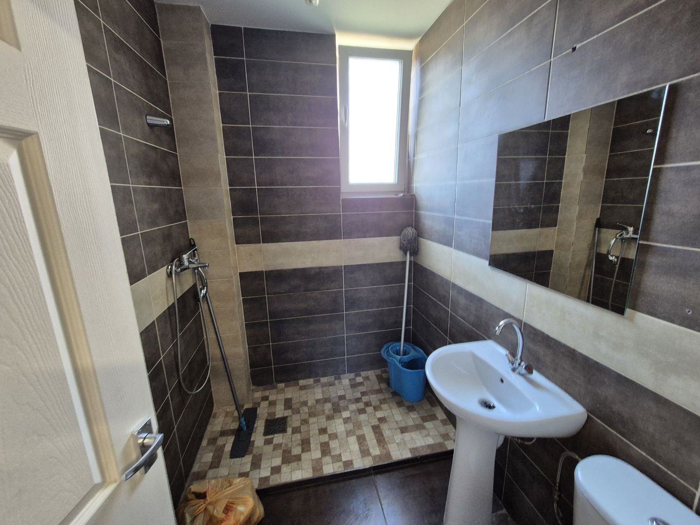 Spatiu comercial 109,54 mp + teren 222 mp + 2 locuri de parcare - Varteju - Poză 14