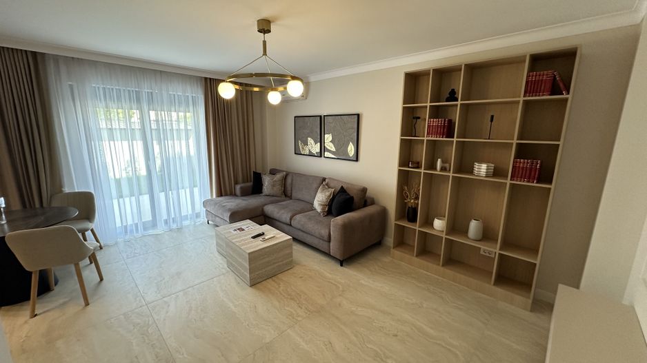 Apartment deosebit cu curte proprie se vinde complet mobilat - Poză 7