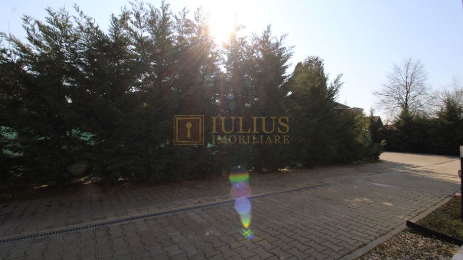 Casa cu 3 camere, locuri de  parcare, curte - Poză 26