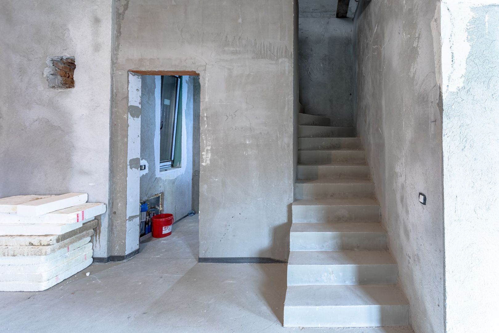 Casă / Vilă semifinisată cu destinații multiple zona centrală - Poză 12