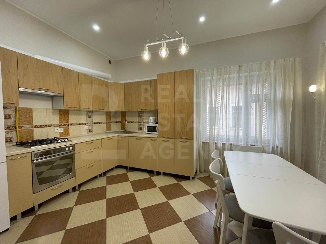 Chirie, casă, 3 camere, strada Cojocarilor, Centru - Poză 1