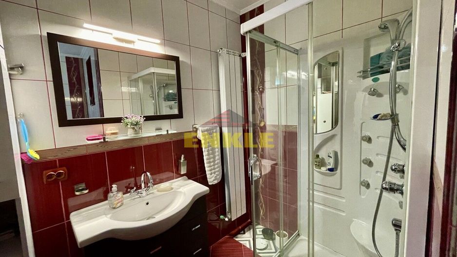 De vânzare casă cu suprafața de 250 mp plus 900 mp teren - Poză 14