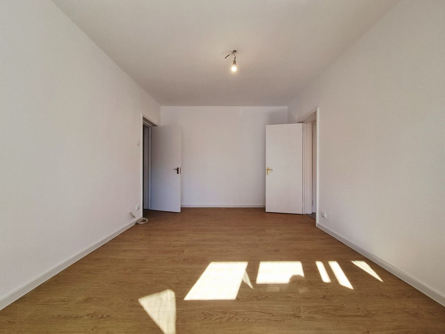 MILITARI LUJERULUI METROU 2 Camere Etaj 2din4 Bloc Reabilitat Termic - Poză 4