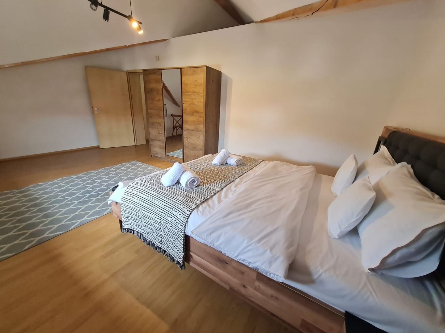 Vila spațioasă și recent renovată în Ghiroda! - Poză 30