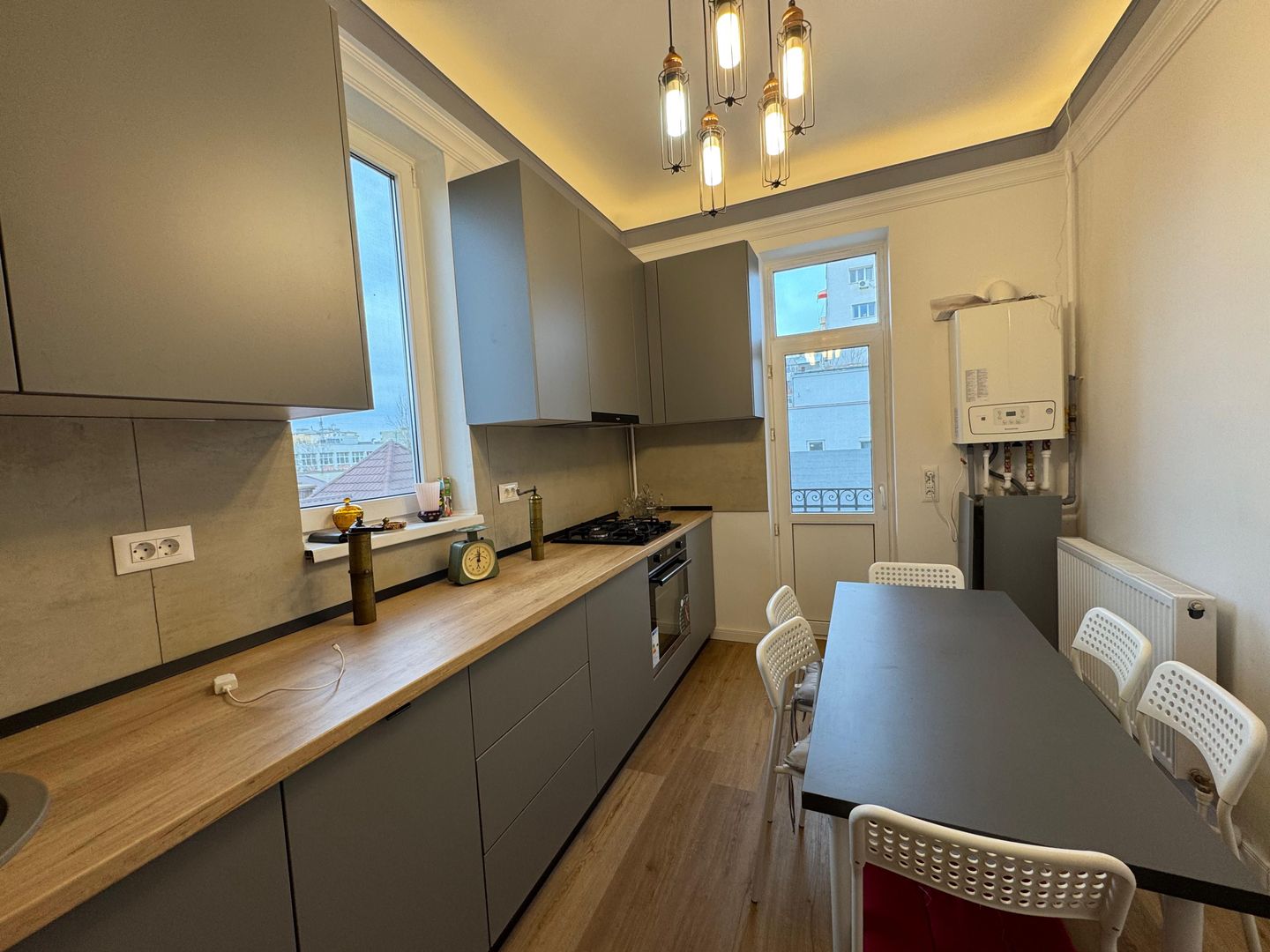 Etaj intreg, 5 camere in VILA INTERBELICA 180 mp, renovat - Poză 19