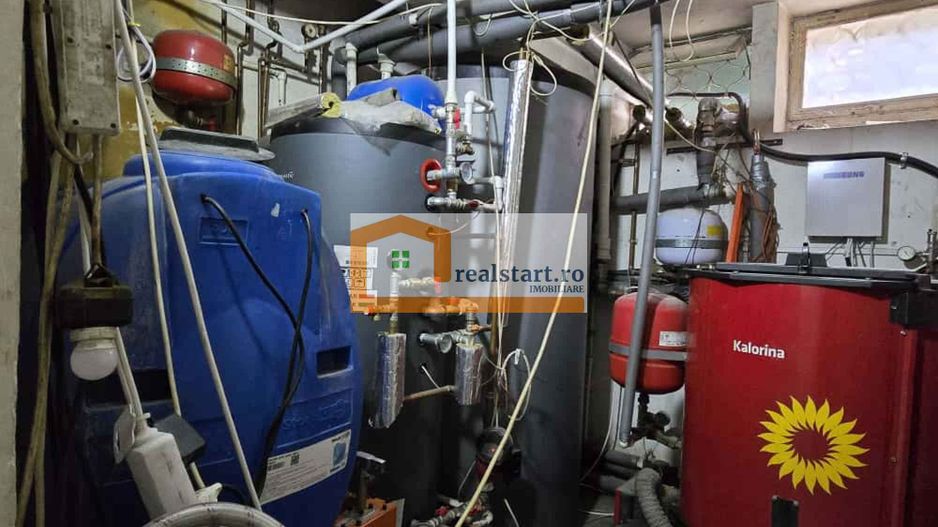 Vedere padure, panouri solare si fotovoltaice, pompa de caldura,  semineu - Poză 35