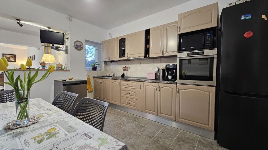 Vilă P +M în centrul orașului Otopeni, 7 + camere, anexe apartament - Poză 5