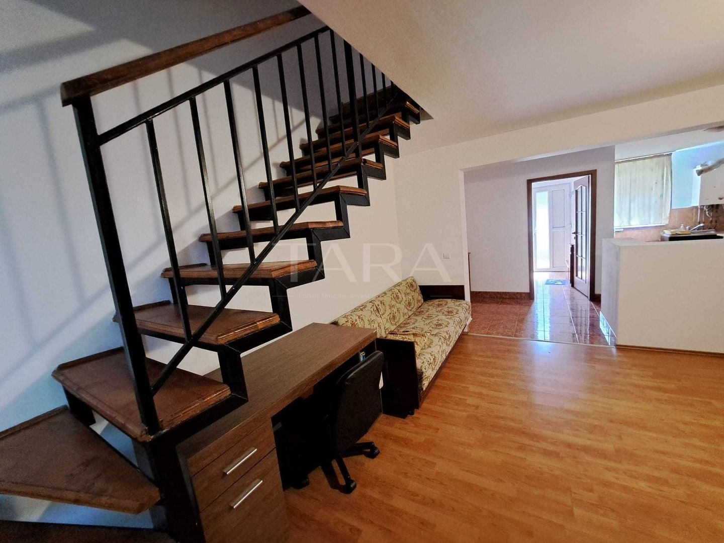 Casă înșiruită tip triplex – zonă liniștită. - Poză 1