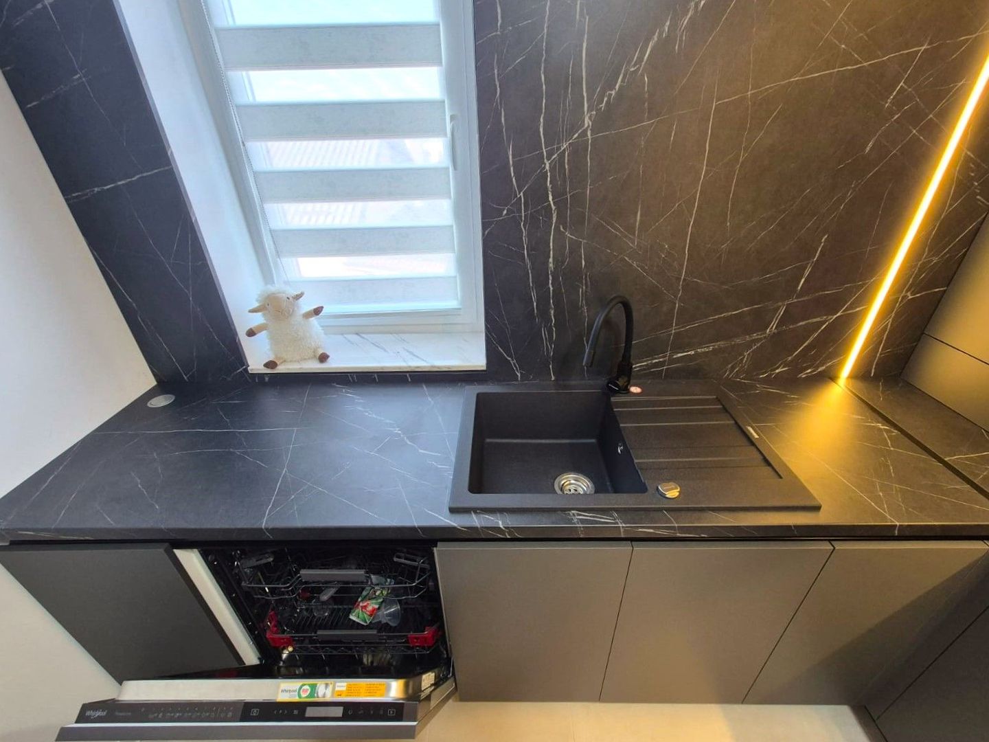 La PRIMA  închiriere, apartament spatios, într-o zonă de case,, loc parcare, - Poză 16