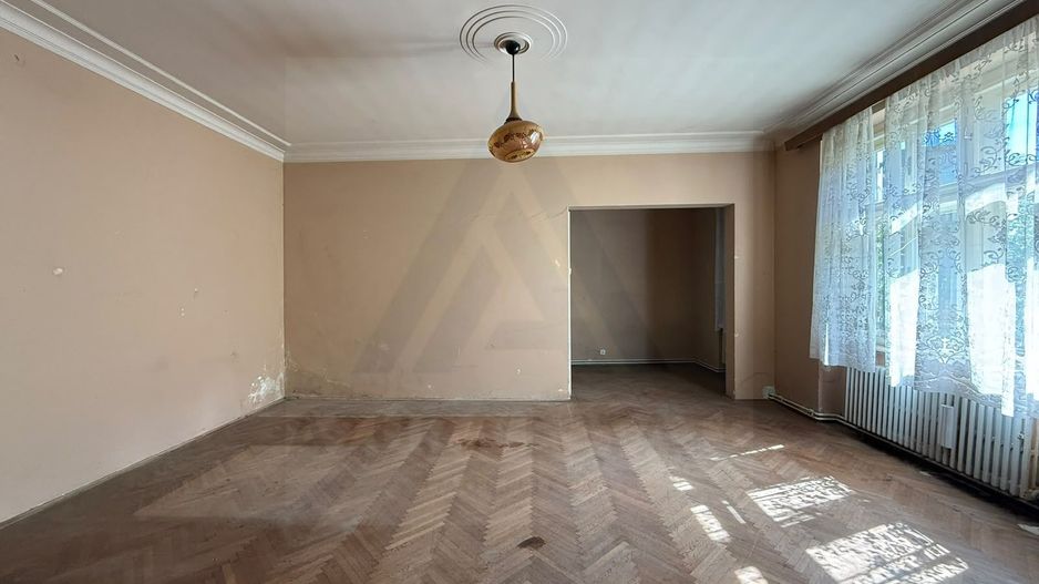 Apartament la casa 4 camere 4 bai 219.5 mp utili si garaj zona Central - Poză 2