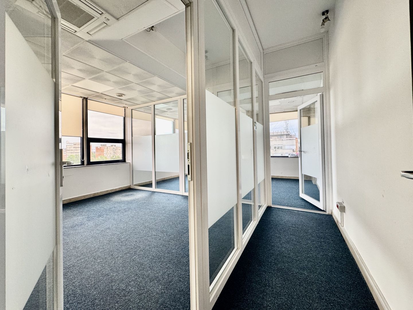 Birou de închiriat – flexibil și adaptabil nevoilor tale - Poză 9