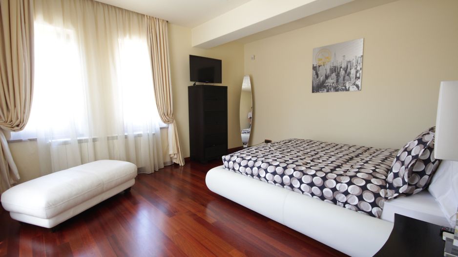 O casa deosebita cu Piscina - Poză 13