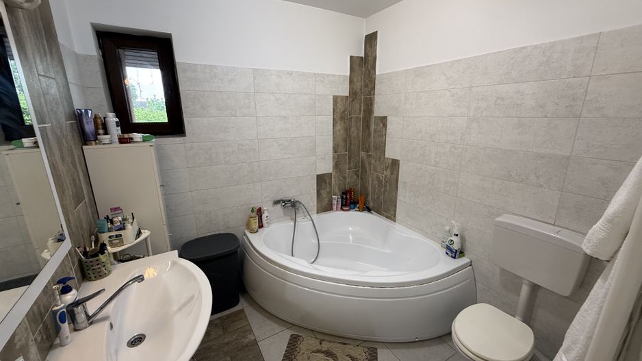 Casă înșiruită complet mobilată + curte+ 2 parcari în complex inchis! - Poză 10