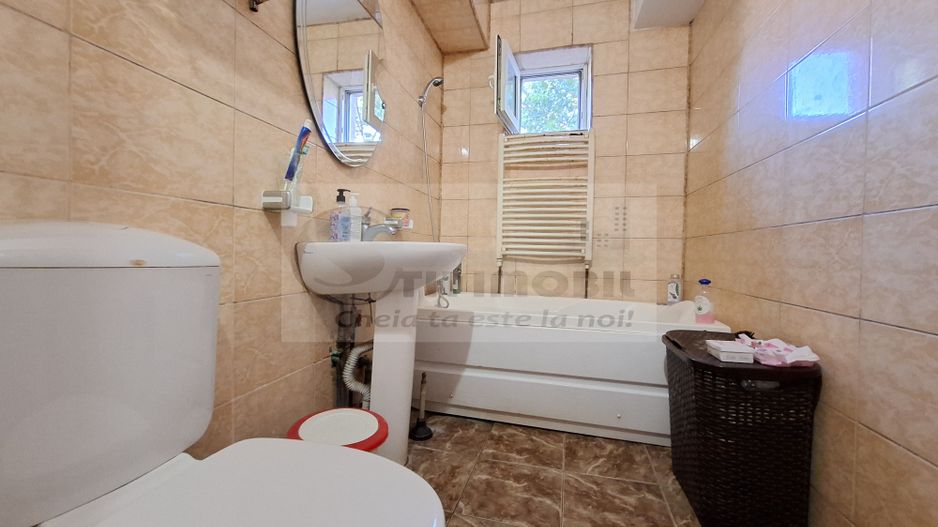 Liber, de vanzare apartament 3 camere Valea Lupului Iasi, baie cu geam - Poză 3