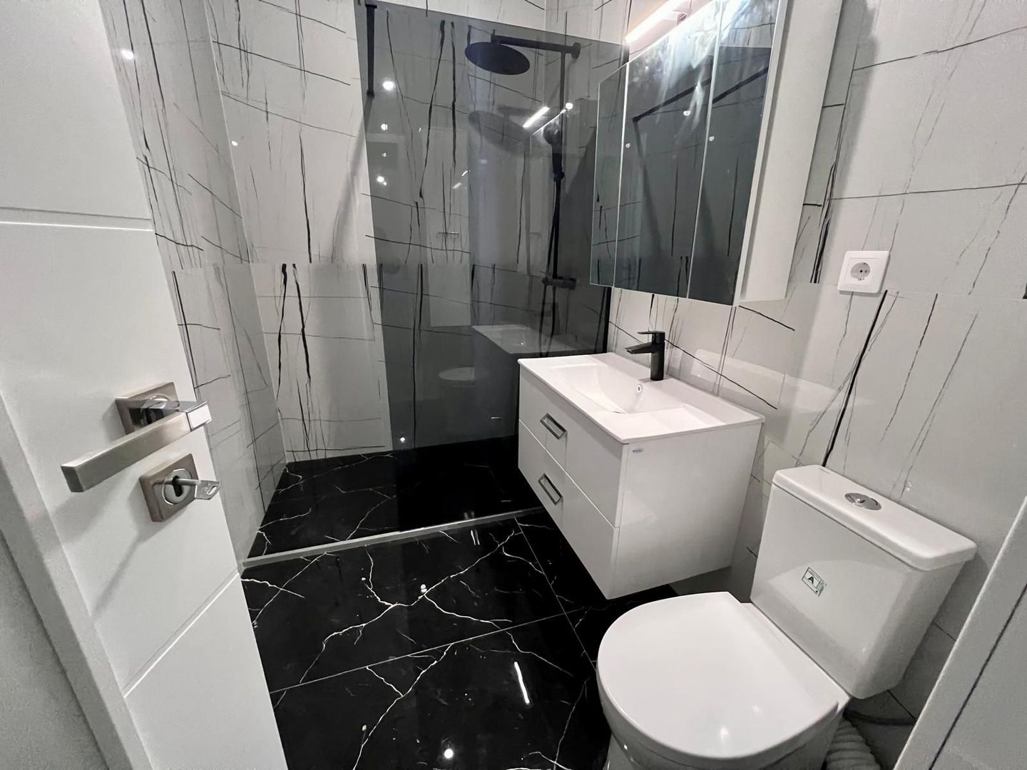 Apartament 3 camere, 2 bai si curte  in Selimbar - Poză 5
