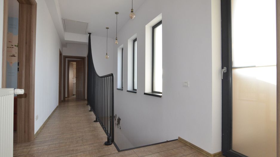 Inchiriem vila spatioasa singur in curte zona Tunari - Poză 17