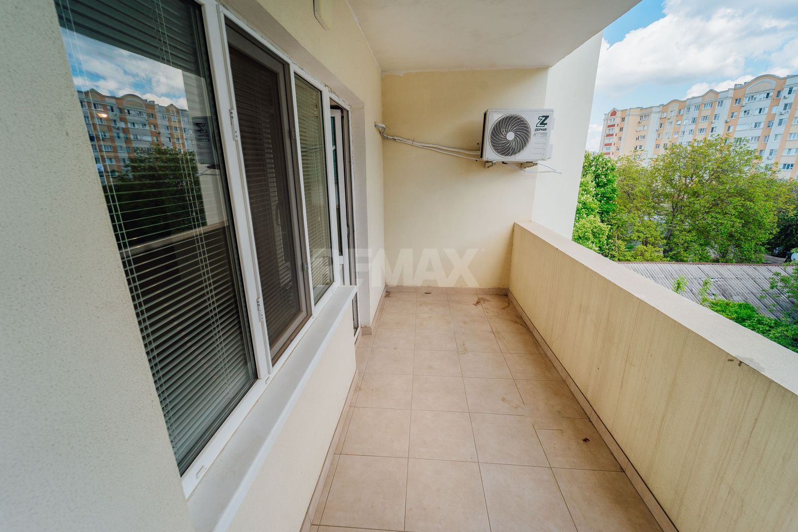 De vinzare Apartament 2 camere si balcon + living cu logie - Poză 4