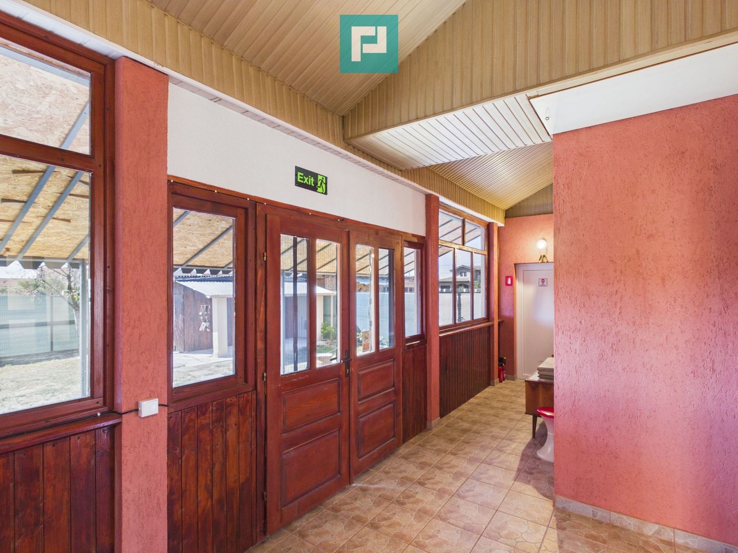 Casă renovată cu curte mare de închiriat în Rontău - Poză 10