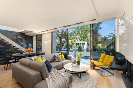 Servicii Adiționale și Specializate: