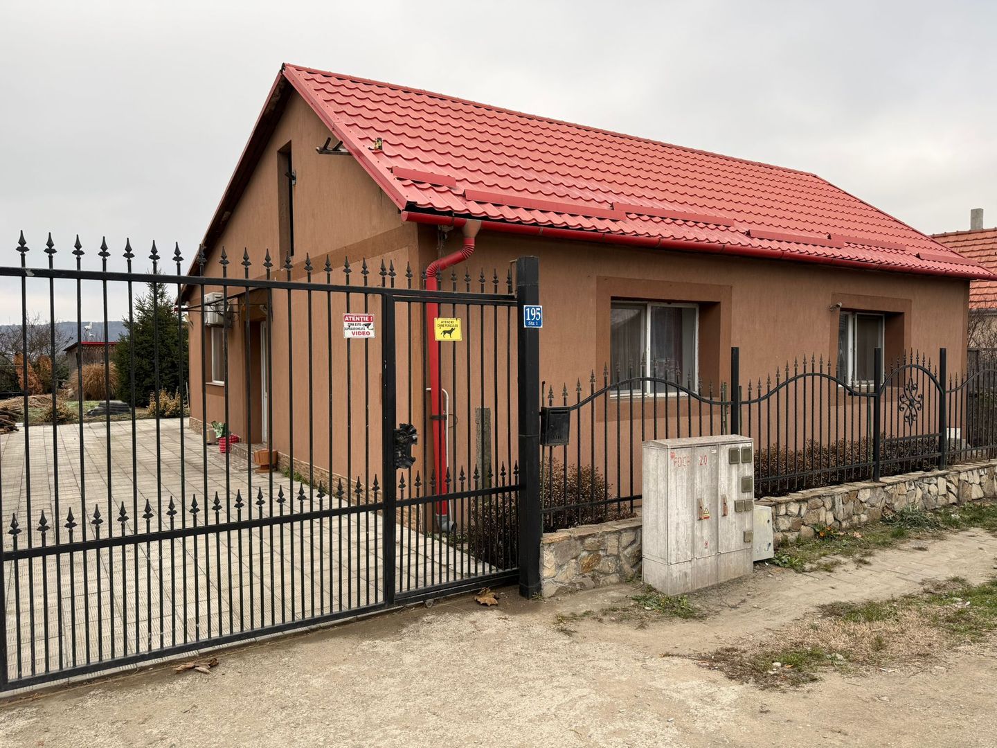 Casa spatioasa de vanzare plan parter in Osorhei - Poză 1
