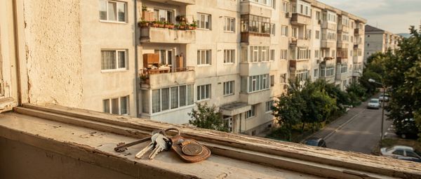 Ai moștenit o casă sau un teren în Argeș, dar locuiești în străinătate? Ghid pentru vânzarea de la distanță a unei proprietăți moștenite 