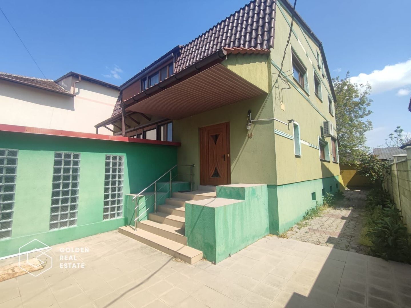 Casa solida, spatiu interior mare, zona Micalaca - Poză 1