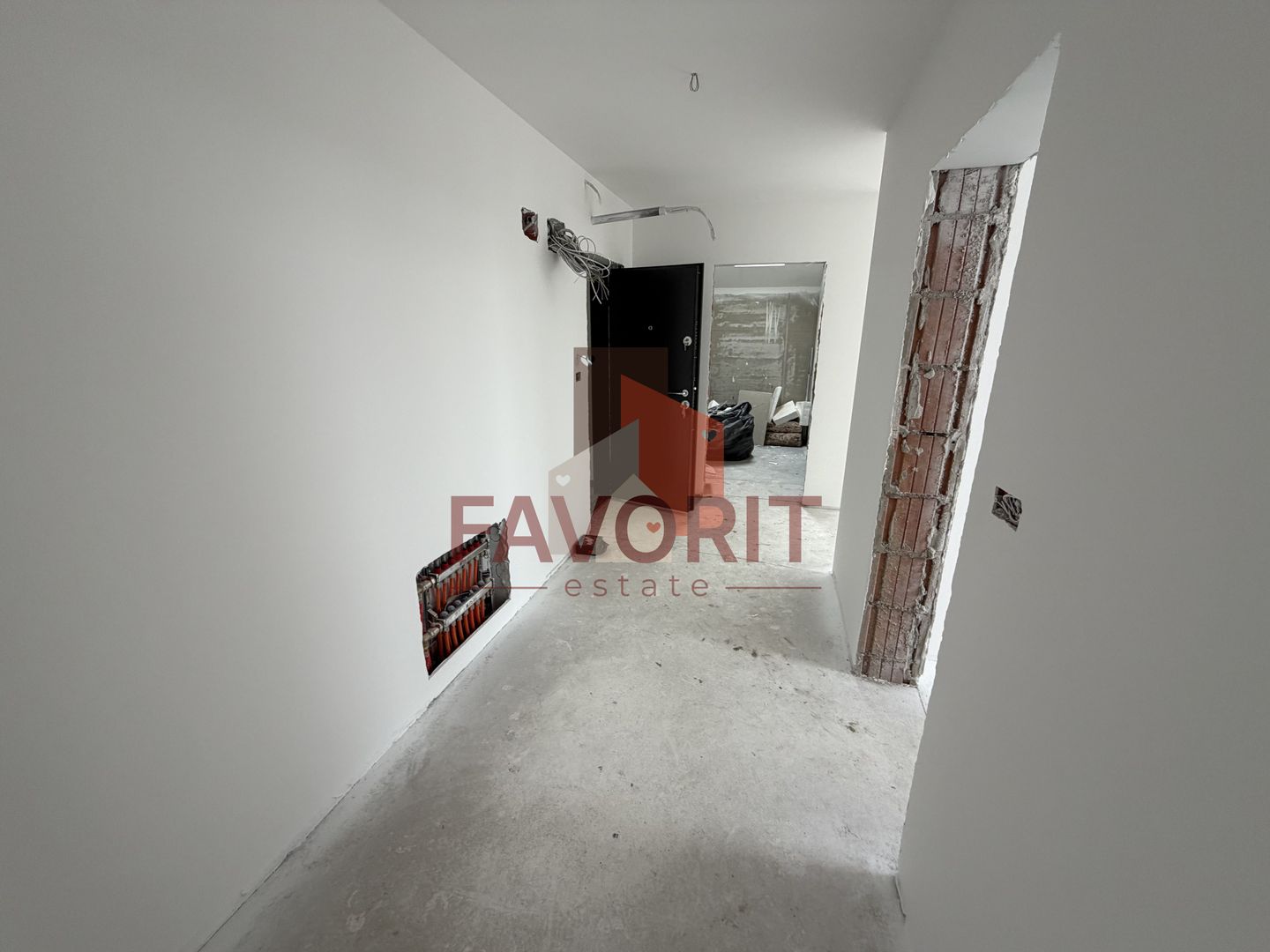 Decomandat. Zona Buziasului. Parcare in curte. - Poză 9