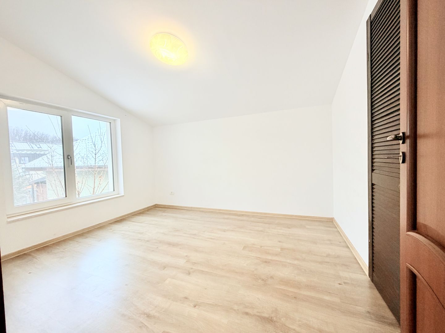 Casă de închiriat la liziera pădurii - Dumbrăvița - Poză 10