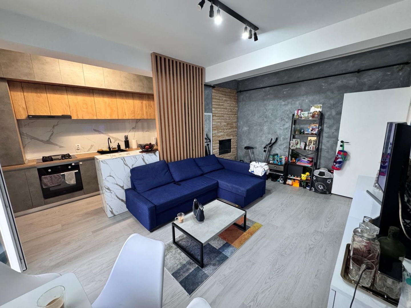 AP. 2 CAMERE MOBILAT/UTILAT, BLOC NOU, LOC PARCARE, CENTRALA, COMIS 0% - Poză 1