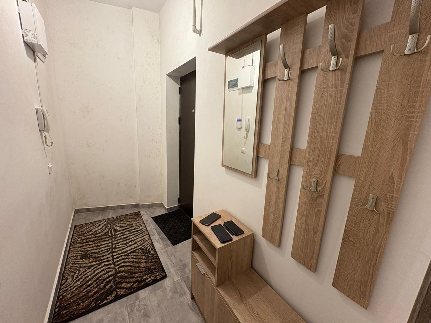 GARSONIERA P-TA RESITA,CENTRALA PROPRIE, MOBILATA/UTILATA, CURATA - Poză 6