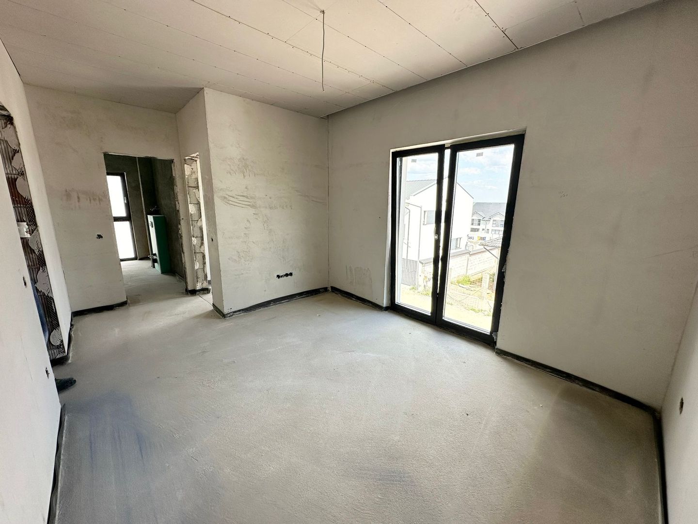 Casă single modernă, eficientă energetic și curte generoasă - Poză 7