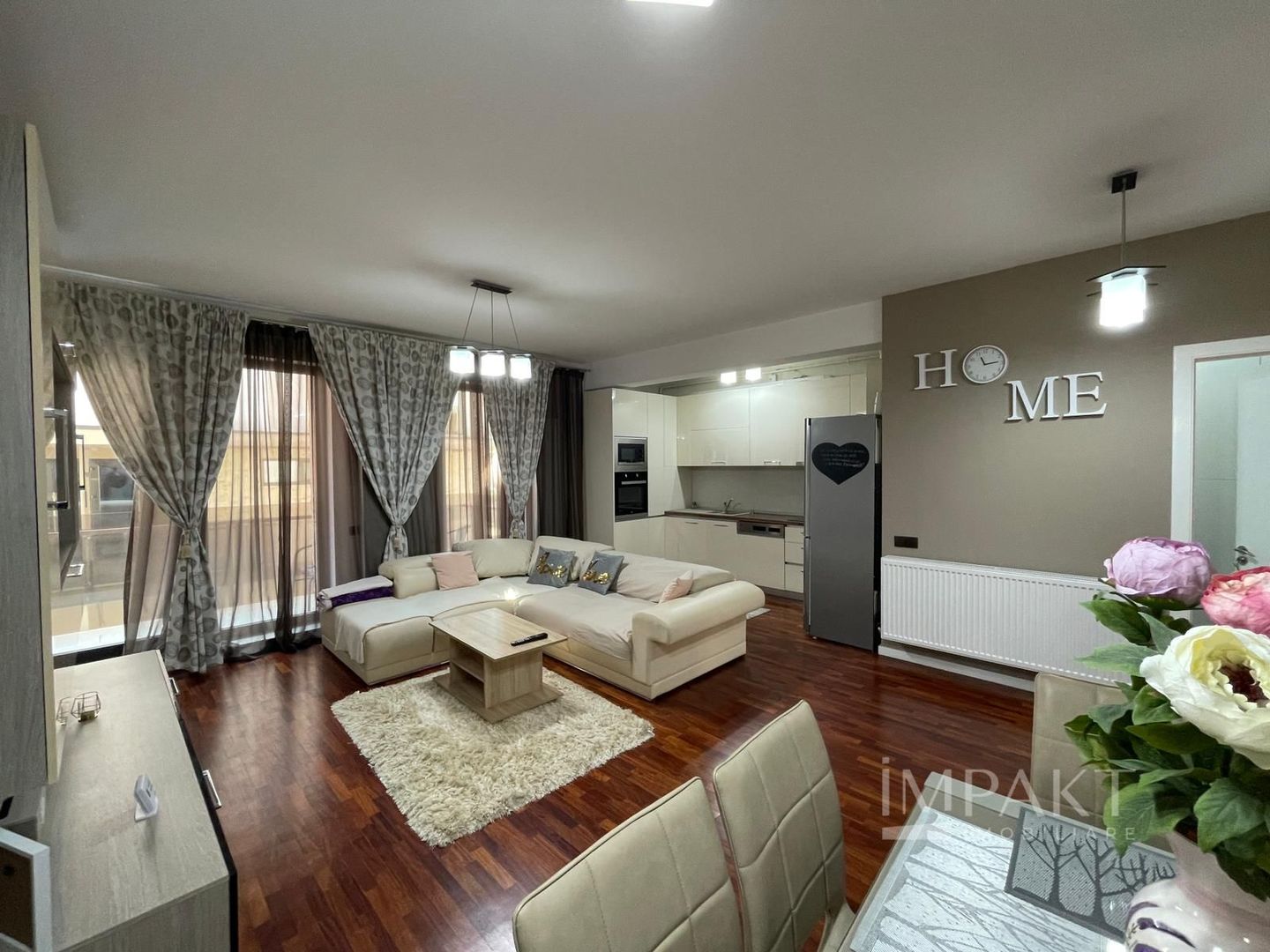 Apartament lux,  prima inchiriere-  4 camere + 2 locuri parcare - Poză 1