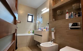 Casă de tip triplex la vânzare 6 camere /Șelimbăr /Secția 1 de Poliție - Poză 5