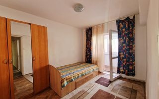 Vand apartament 3 camere, etajul 1, zona sc. 8 - Poză 4