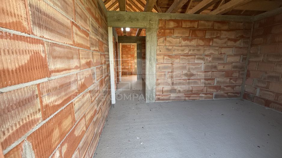 Casă de vânzare la roșu  | 220 mp | 1.200 mp teren - Poză 3