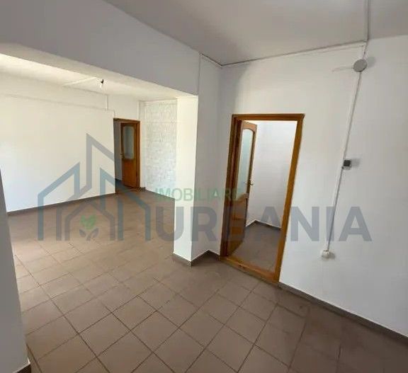 Spațiu comercial de închiriat, 58 mp, parter, stradă principală, Podu Iloaiei - Poză 4