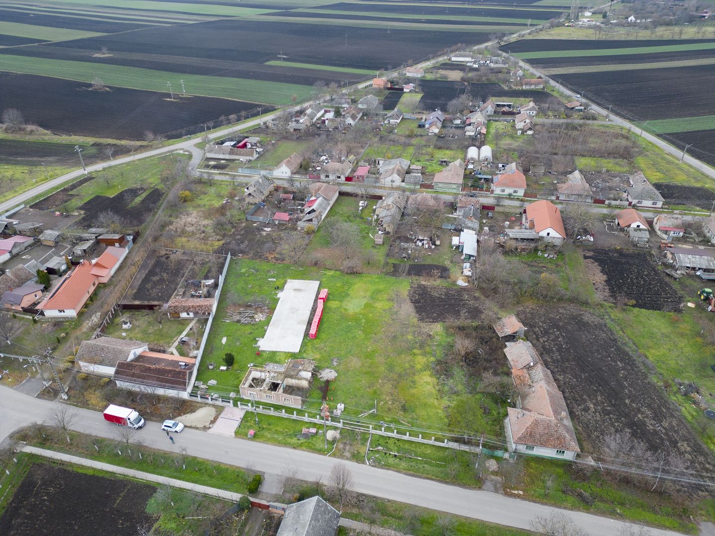 Teren intravilan cu fundatie inceputa si materiale - Poză 2