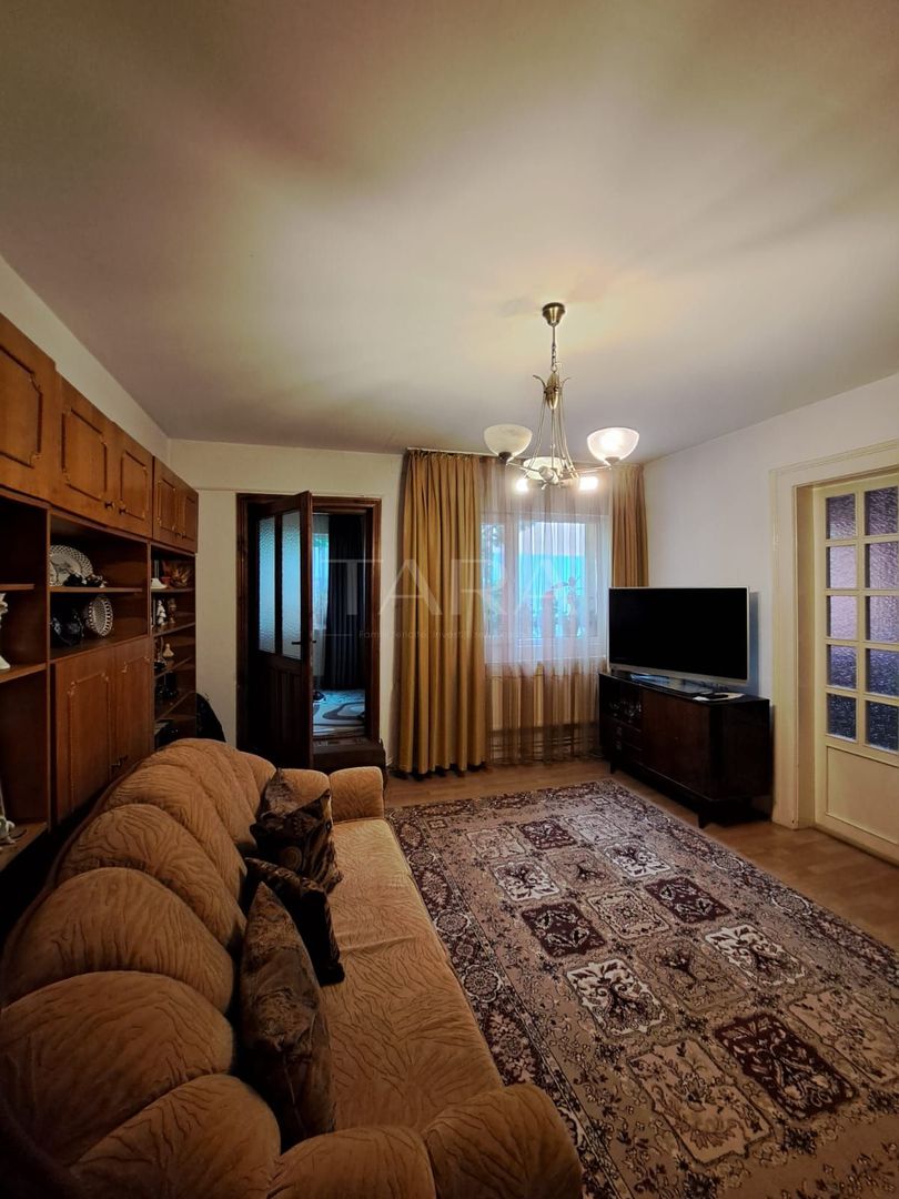 Casă cu 5 camere, zonă semicentrală, ideală pentru locuință sau birou. - Poză 1