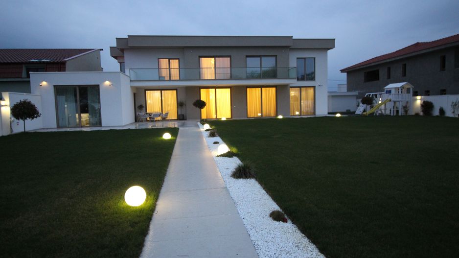 Casă / Vilă cu 8 camere de vânzare în zona Est - Poză 1