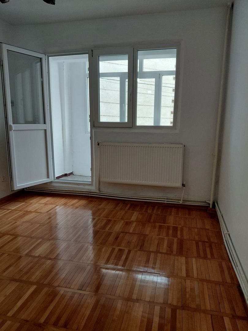 Apartament 2 camere – Port, etaj 1/4 – 3 balcoane, centrală, geam la baie - Poză 4