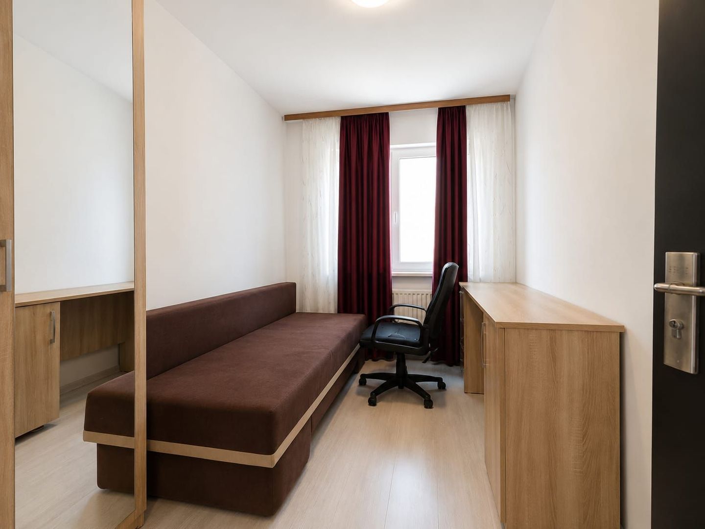 Apartament cu 3 camere de vânzare – Zona Nord, Constanța - Poză 2