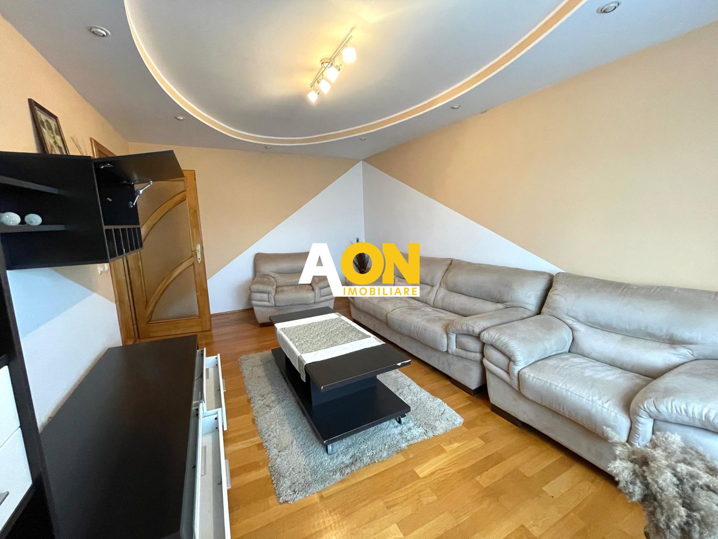 Apartament cu 3 camere, 2 bai, loc de parcare, boxa, zona Liceul Sport - Poză 2