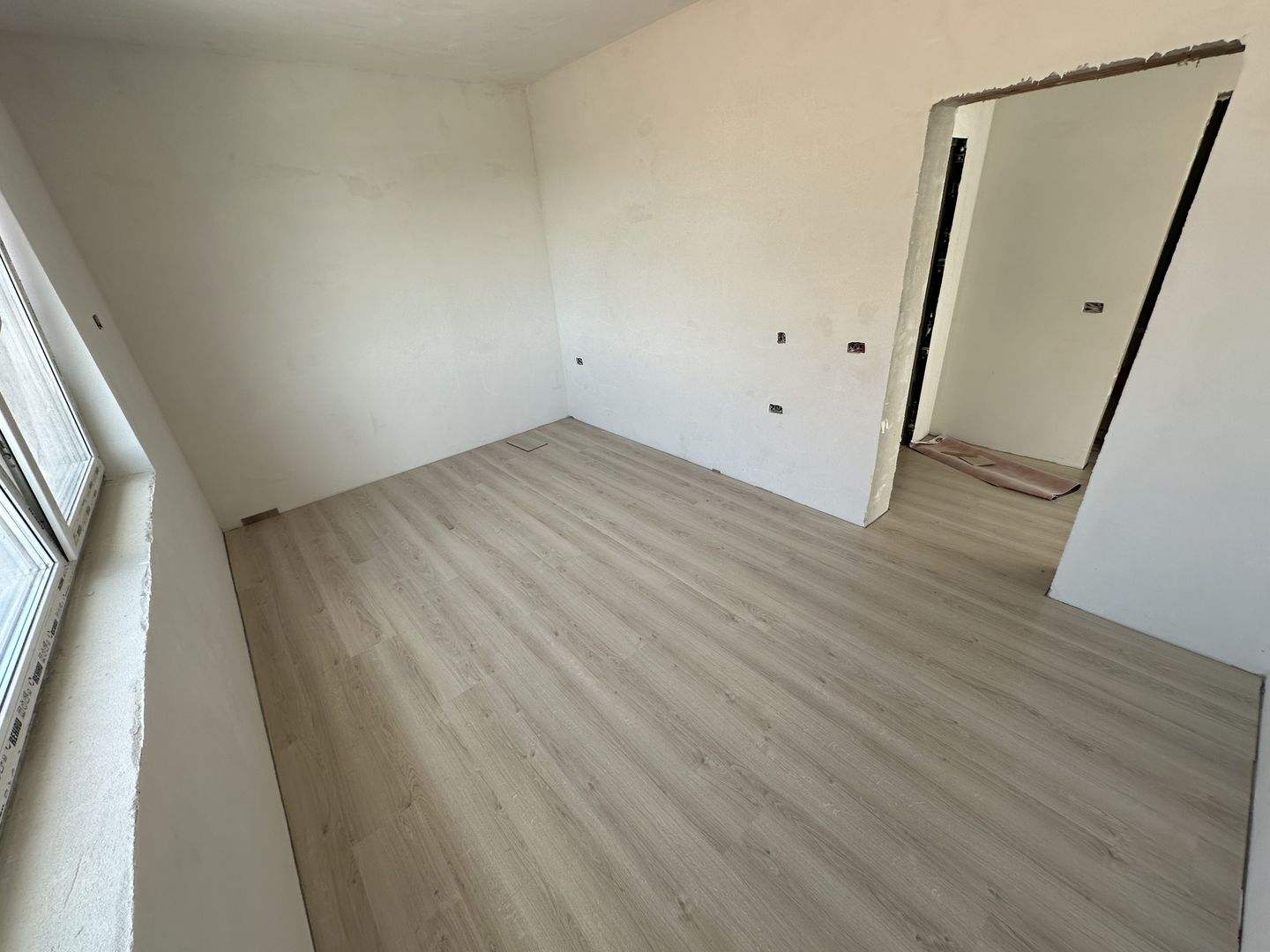 Apartment bloc nou cu lift si loc de parcare inclus - Poză 2