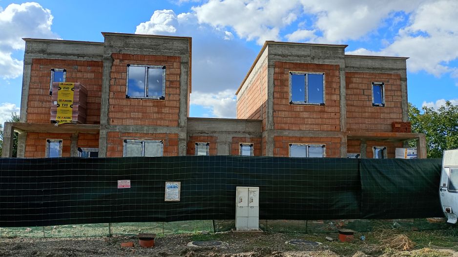 Sanandrei Duplex cu Perete Dublu, Proiect Modern - Poză 1