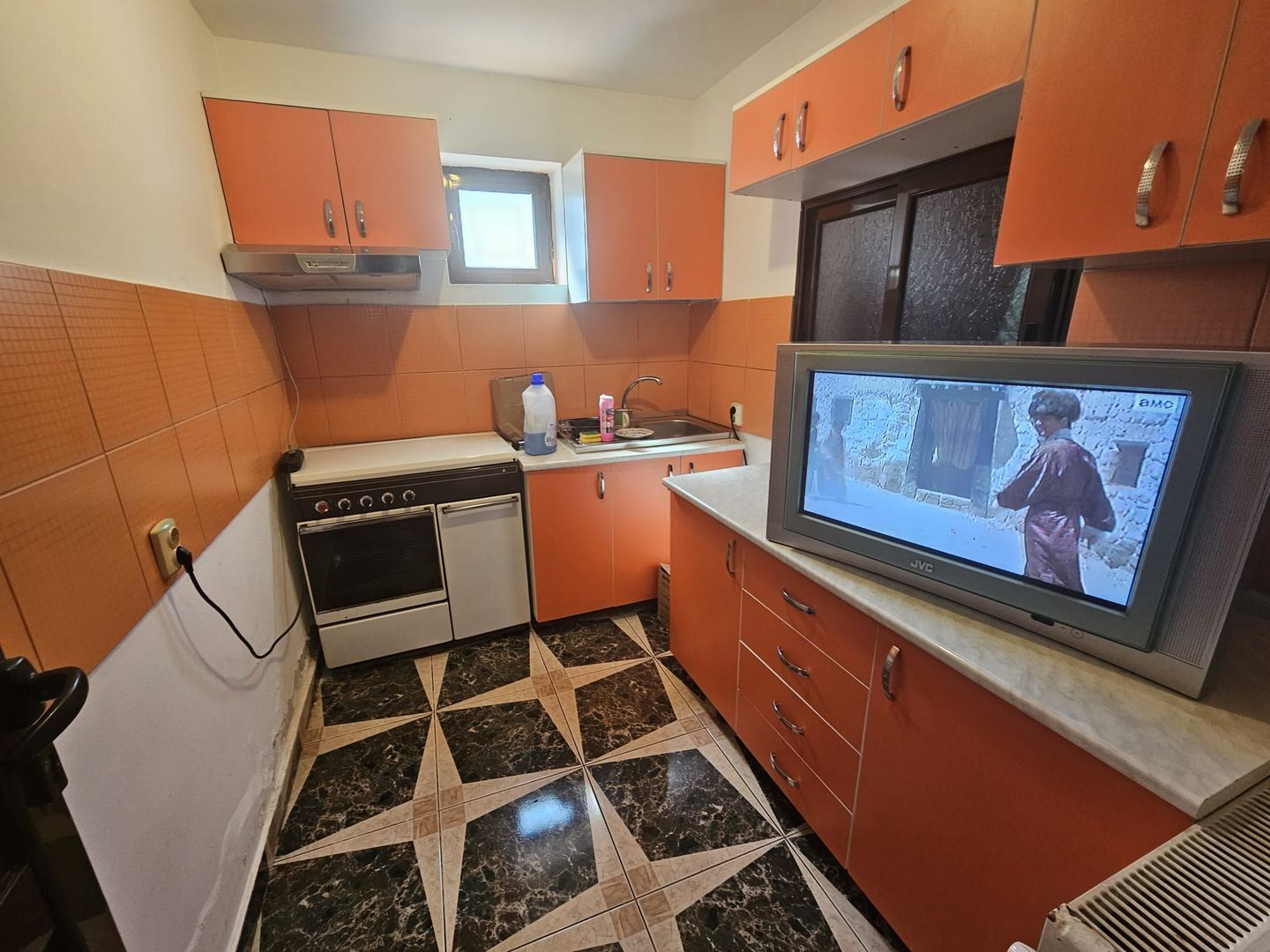 Casă de vânzare în Golești – locație excelentă lângă muzeu - Poză 4