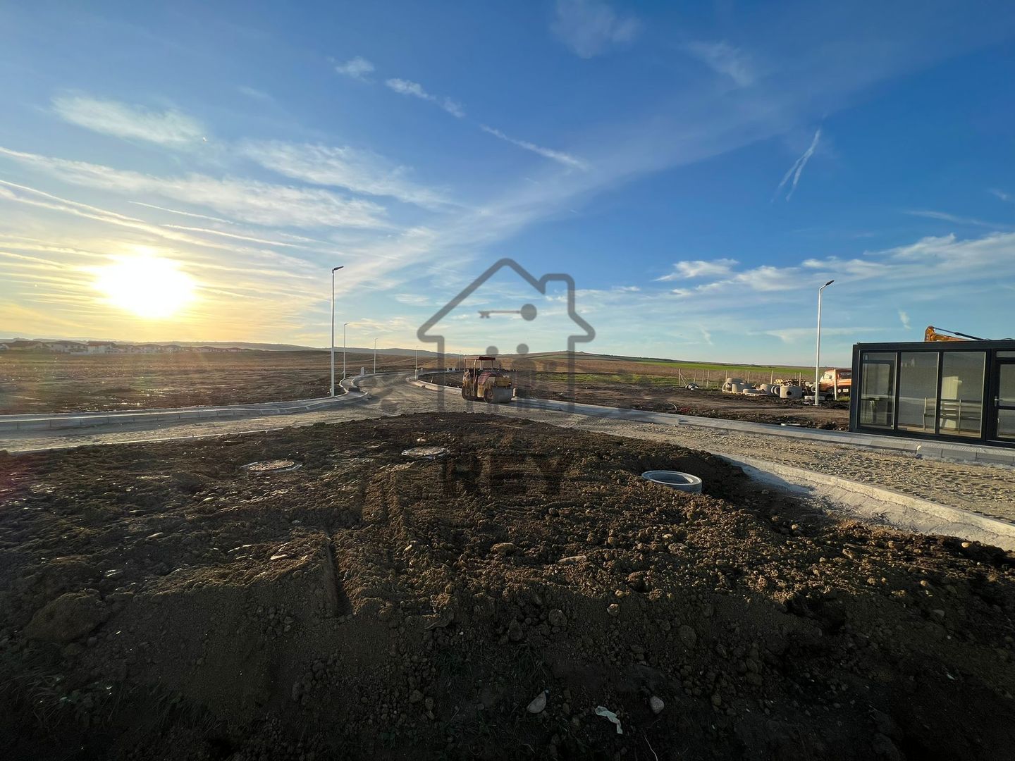 Teren cu autorizație de construcție și utilități - Poză 1