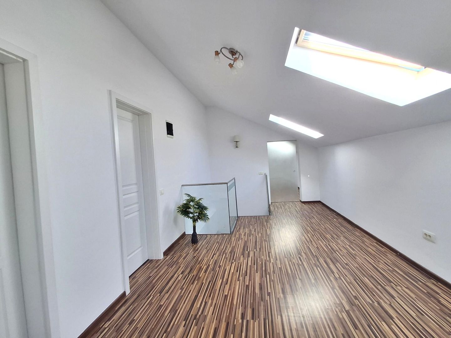 De Vanzare Apartament 4 camere  Militari  Residence - Poză 8