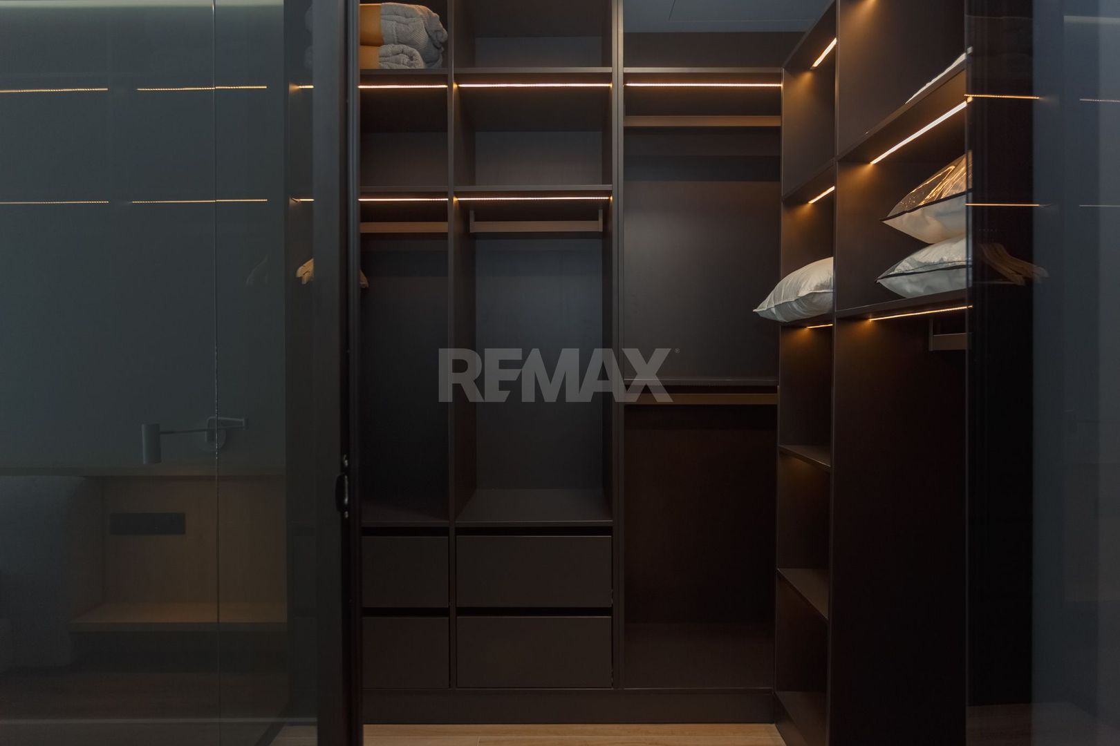 De închiriat apartament, 2 dormitoare, str. Teatrală 3, Centru. - Poză 10