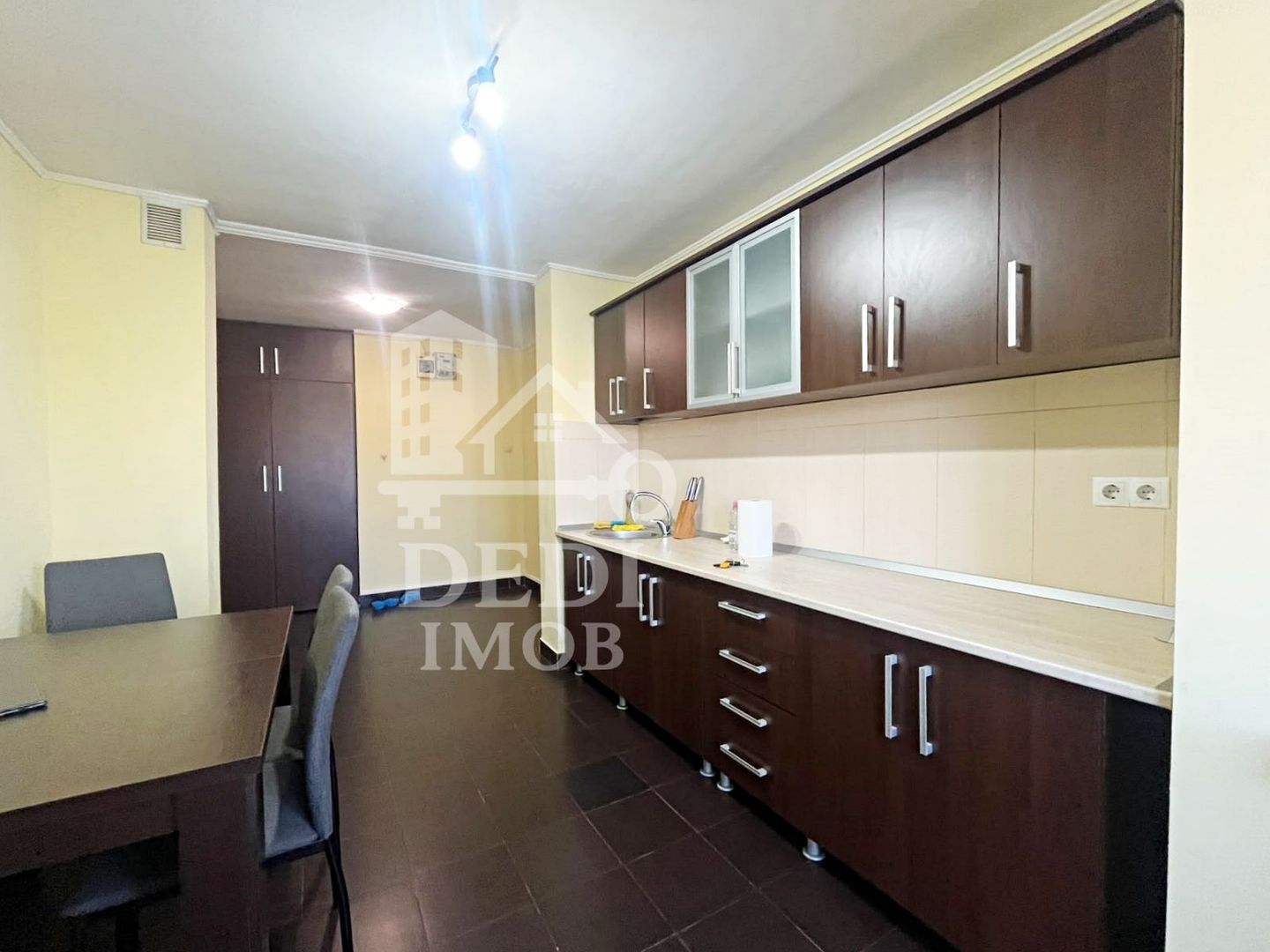 Apartament 3 camere de vanzare in zona Rogerius, Oradea - Poză 1